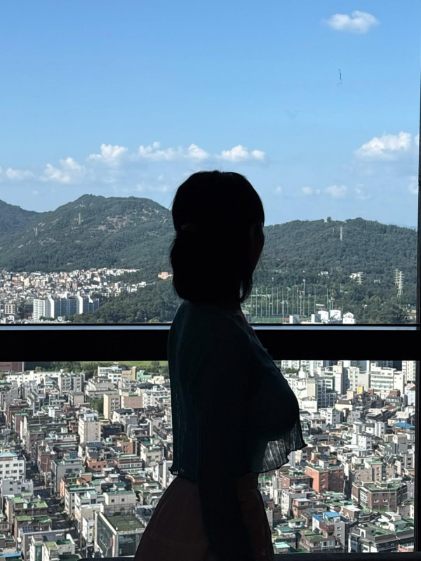 실루엣 마저 매력적인 그녀