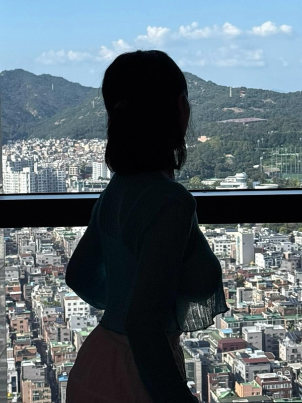 실루엣 마저 매력적인 그녀