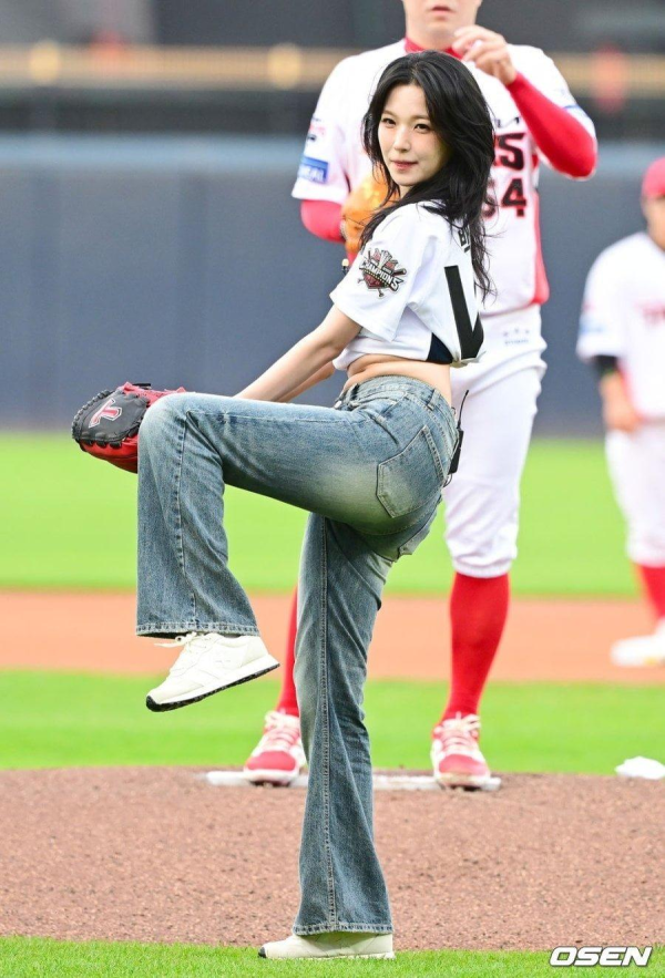 시구녀 뱃살 노출 논란