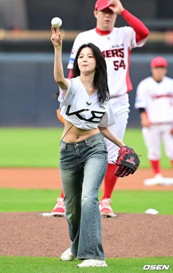 시구녀 뱃살 노출 논란