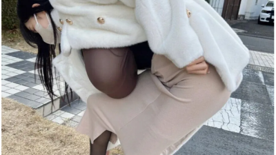 무거워서 힘들어 보이는 여성