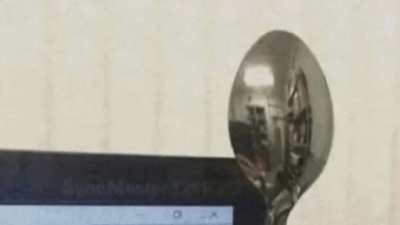 아들 컴퓨터에 왜 숟가락이 붙어있는 건가요?