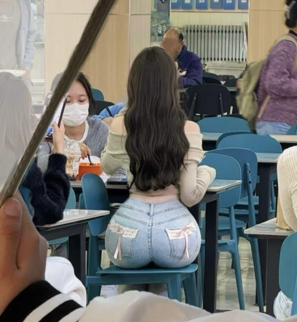 눈을 땔 수 없는 몸매