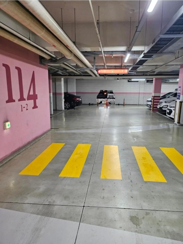 만화에서나 보던 차 모양 구멍 ㄷㄷ