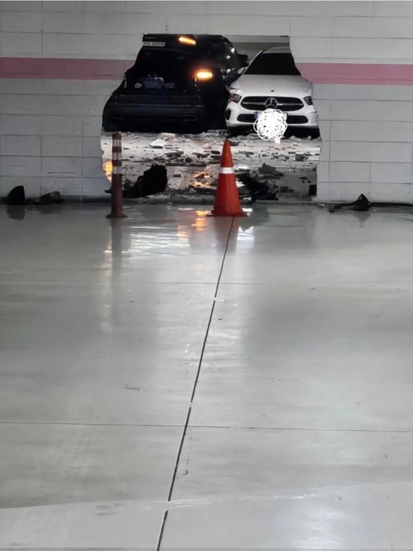 만화에서나 보던 차 모양 구멍 ㄷㄷ