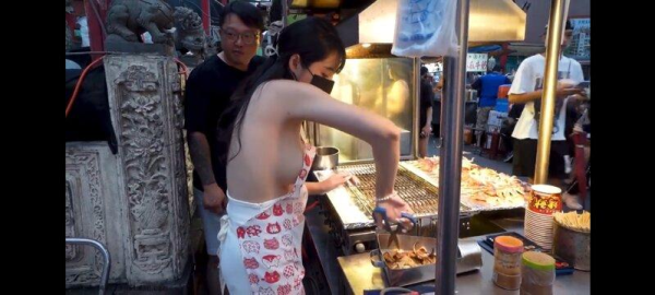 줄 서서 사 먹는 오징어 버터 구이