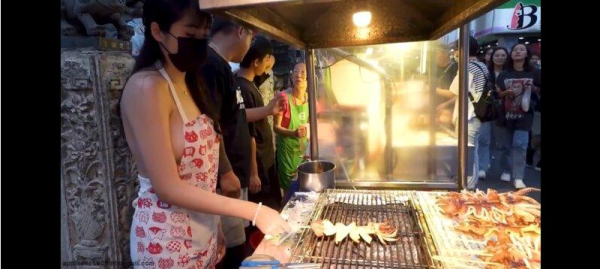 줄 서서 사 먹는 오징어 버터 구이