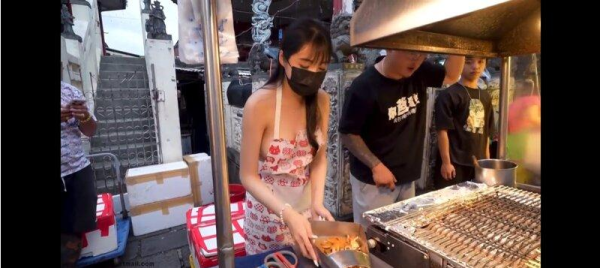 줄 서서 사 먹는 오징어 버터 구이