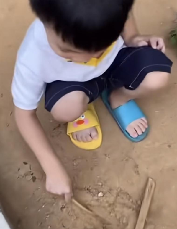 아들 슬리퍼 보고 오열한 엄마