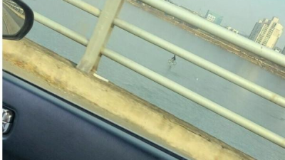 한강에 등장한 무면허라이더