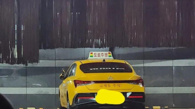 모텔 주차장에 있는 어느 자동차